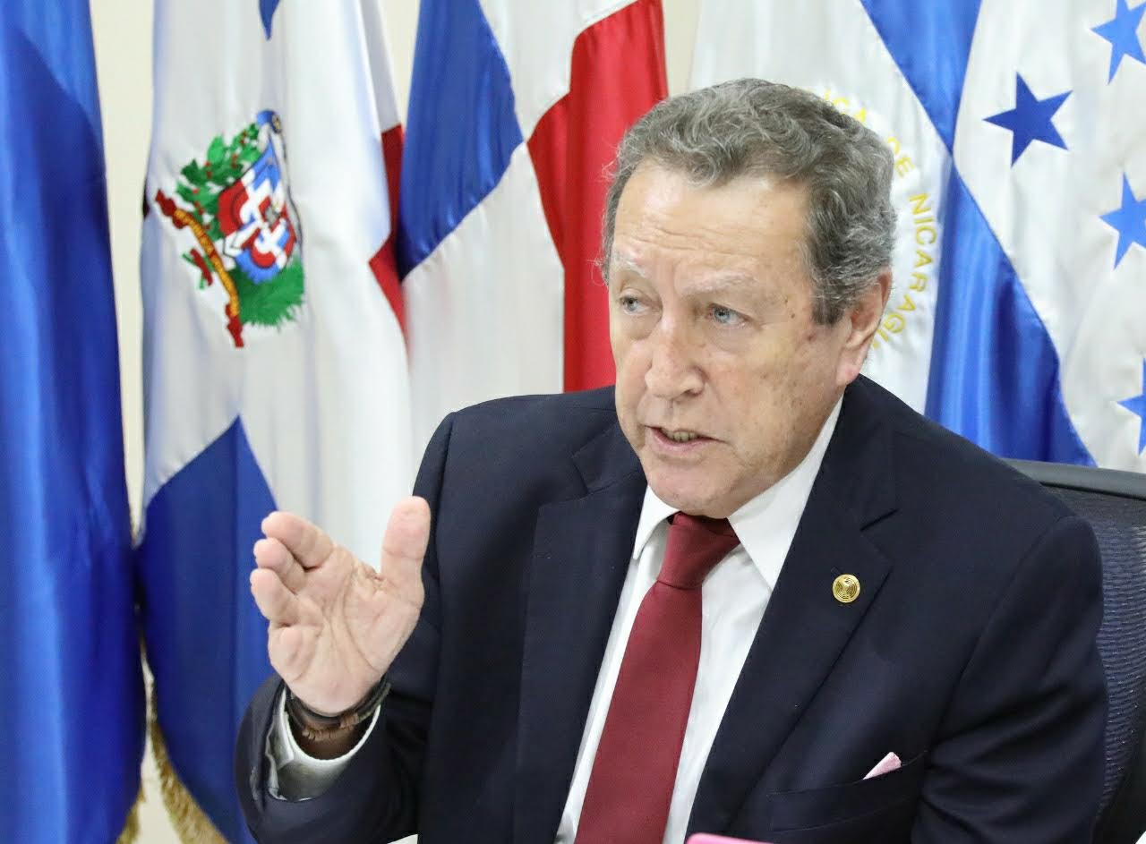 Lic Vinicio Cerezo Ar Valo Mision Presidencial Latinoamericana