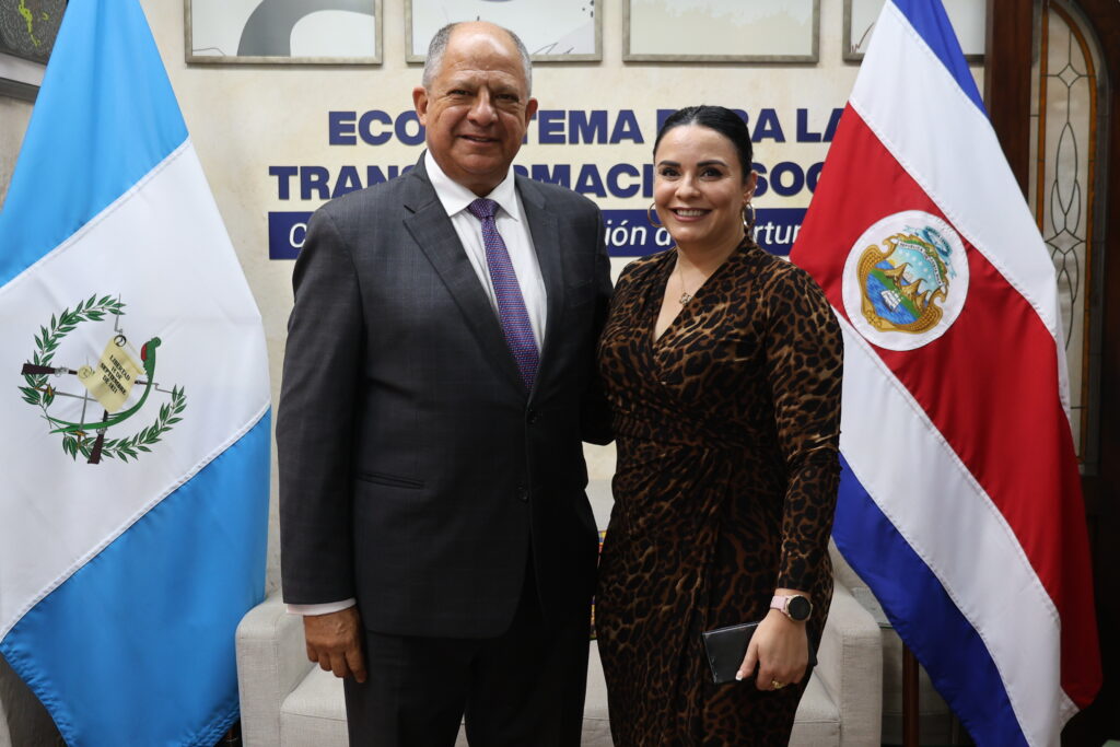 Luis Guillermo Solís y Olinda Salguero, durante la reunión