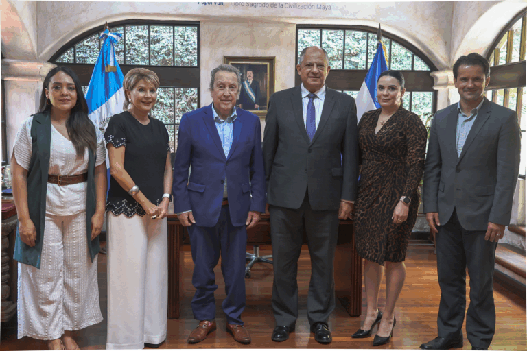 De izquierda a derecha: Paola Aguilar, Anaisabel Prera, Vinicio Cerezo, Luis Guillermo Solís, Olinda Salguero y Jorge Raúl Cruz, reunidos para fortalecer la cooperación regional y el liderazgo emergente.