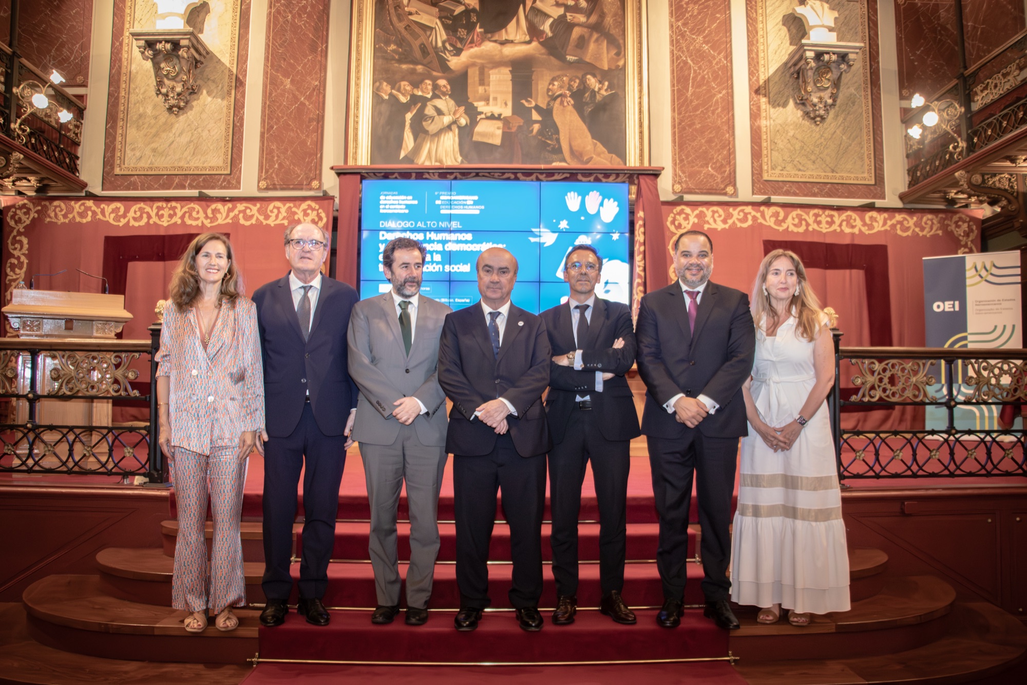 Autoridades de la OEI en ceremonia de premiación en Bilbao