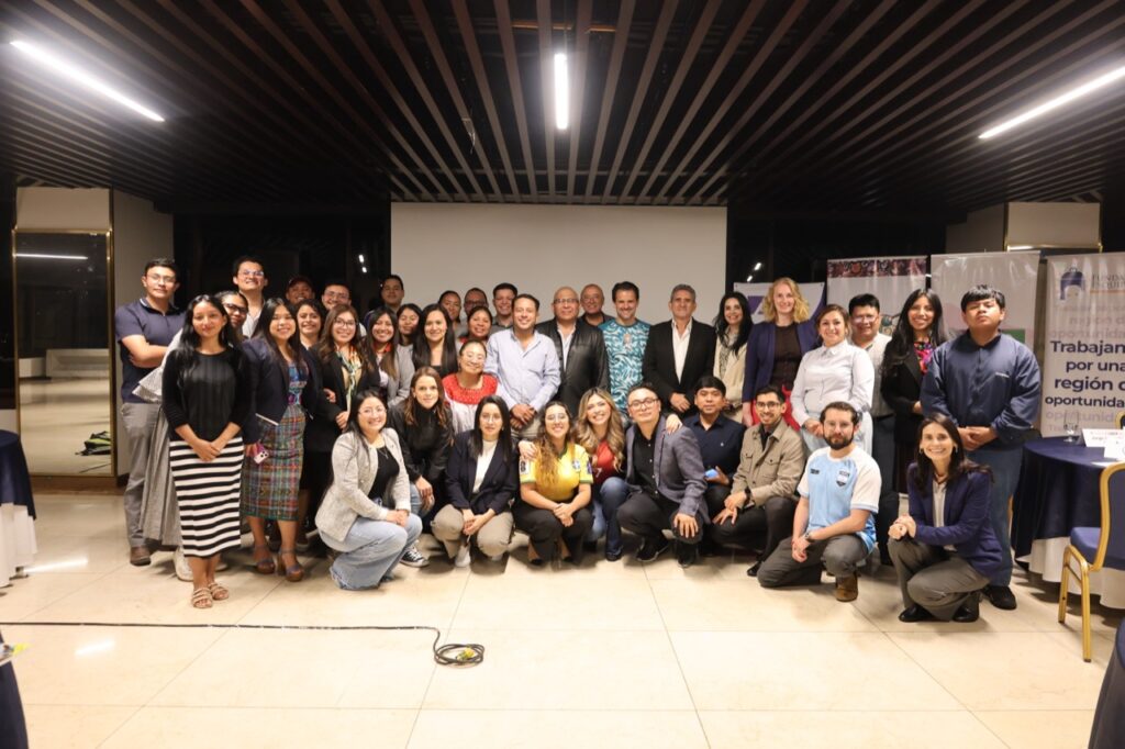 Participantes y representantes de las organizaciones de Revitalizando la Democracia 2026